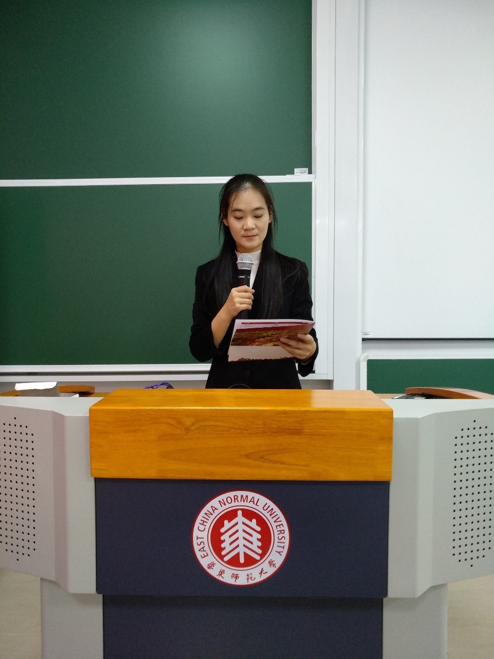 级全日制教育硕士徐艺伟同学主持会议
